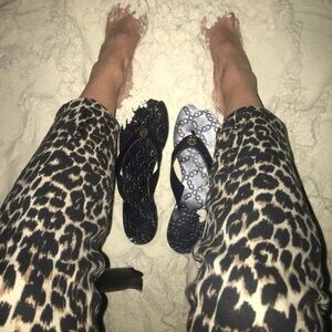 Alice + Olivia size 27 cropped leopard jeans